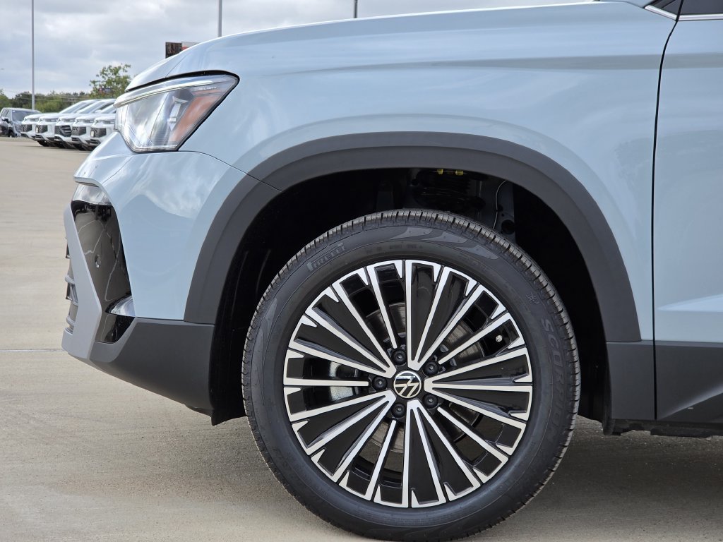 New 2027 Volkswagen Taos SE FWD image 7