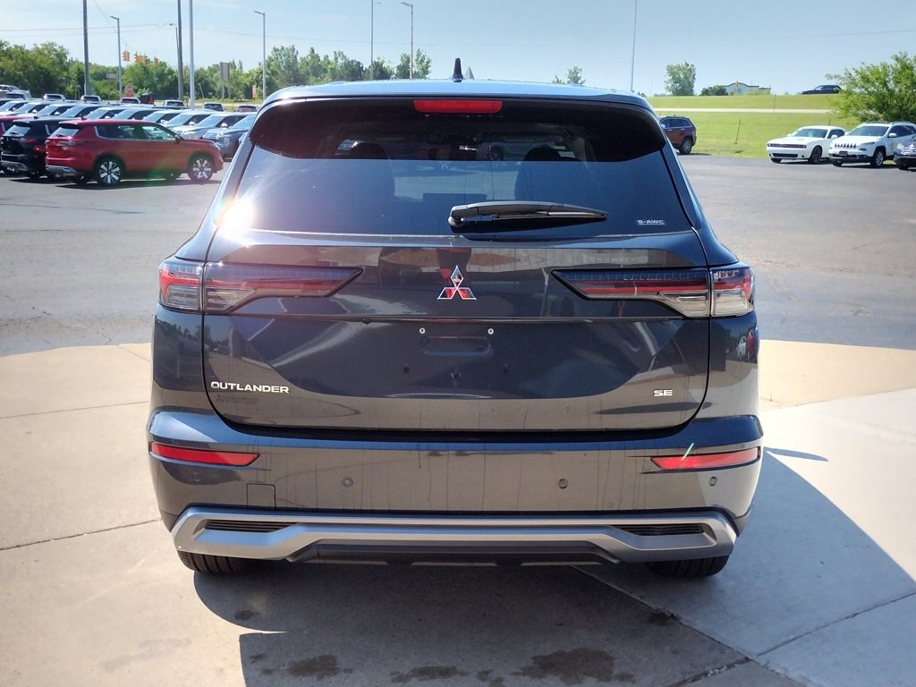 New 2025 Mitsubishi Outlander SE image 18