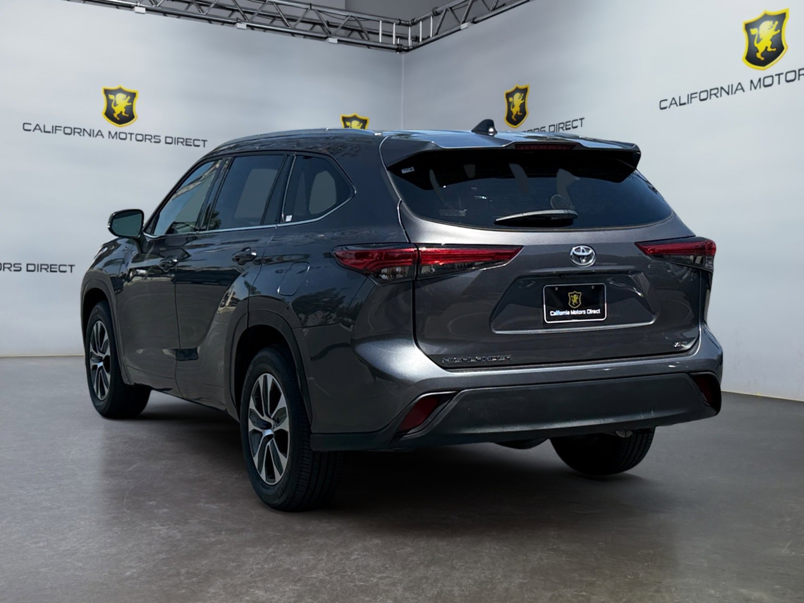 Used 2021 Toyota Highlander XLE image 3