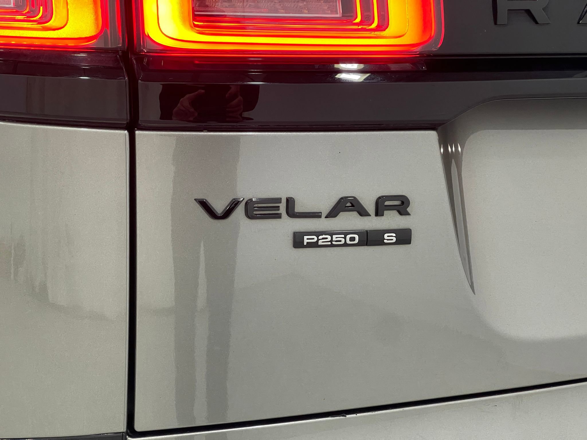 Used 2020 Land Rover Range Rover Velar R-Dynamic S image 39