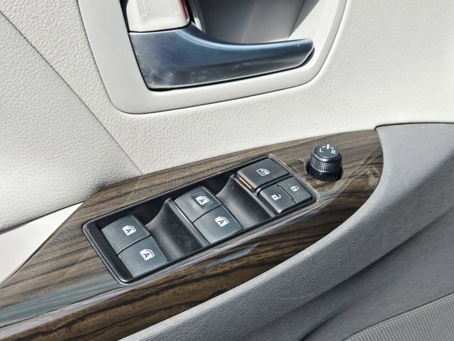 Used 2017 Toyota Sienna XLE FWD image 35