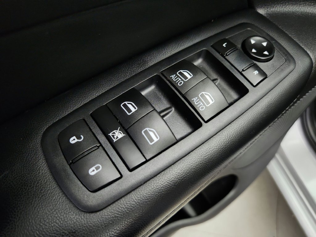 Used 2018 Jeep Grand Cherokee Altitude RWD image 25