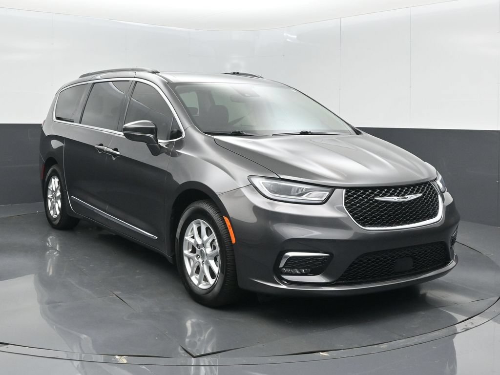 Used 2022 Chrysler Pacifica Touring-L FWD image 3