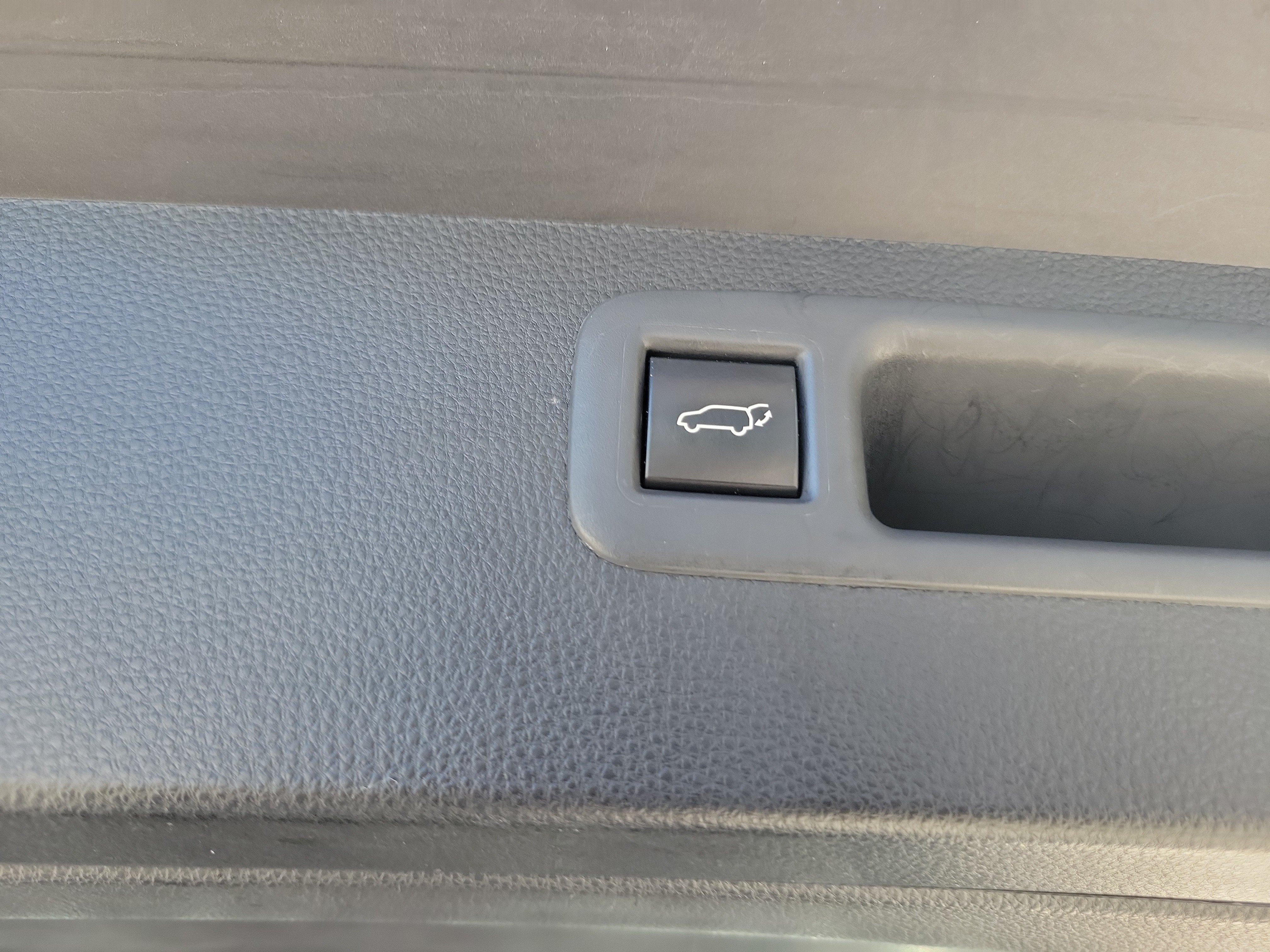 Used 2021 Toyota Highlander XLE AWD/4WD image 12