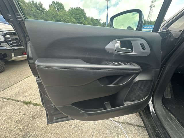 Used 2018 Chrysler Pacifica Limited w/ S Appearance Package FWD image 25