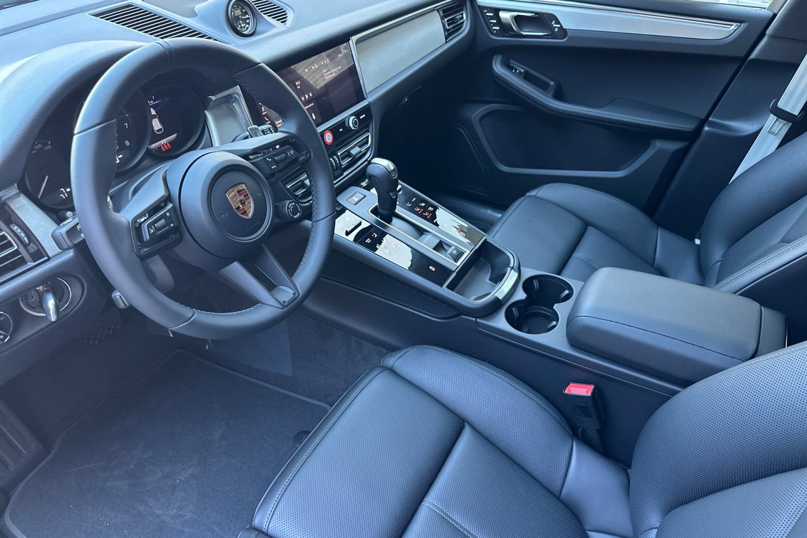 New 2026 Porsche Macan AWD/4WD image 4