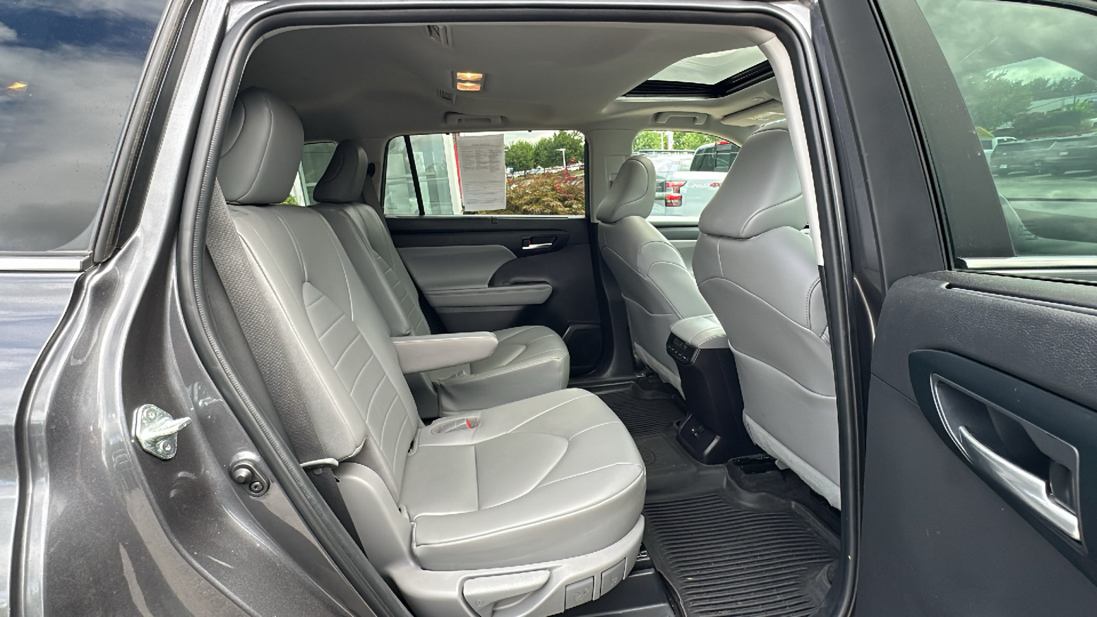 Used 2023 Toyota Highlander XLE FWD image 26