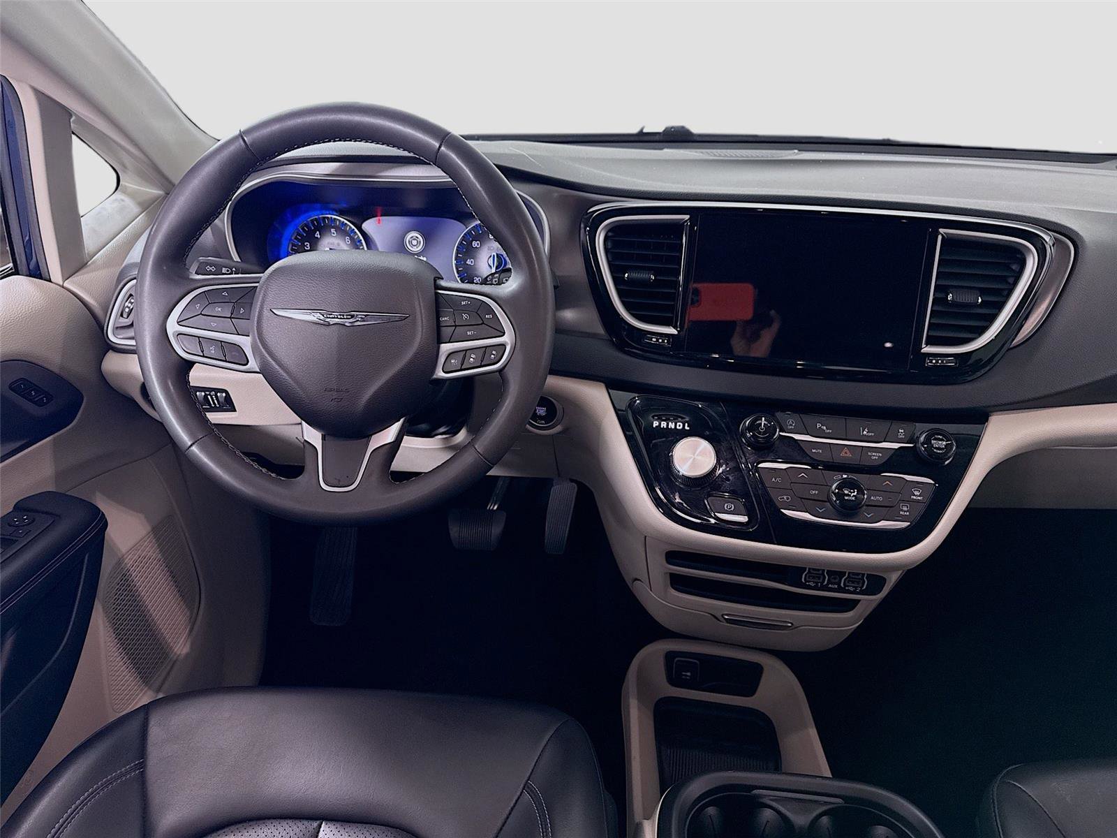 Used 2023 Chrysler Pacifica Touring-L image 2