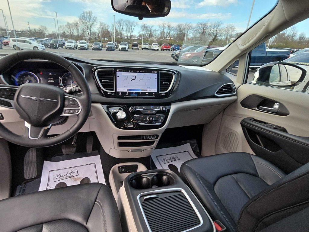 Used 2024 Chrysler Pacifica Touring-L FWD image 14