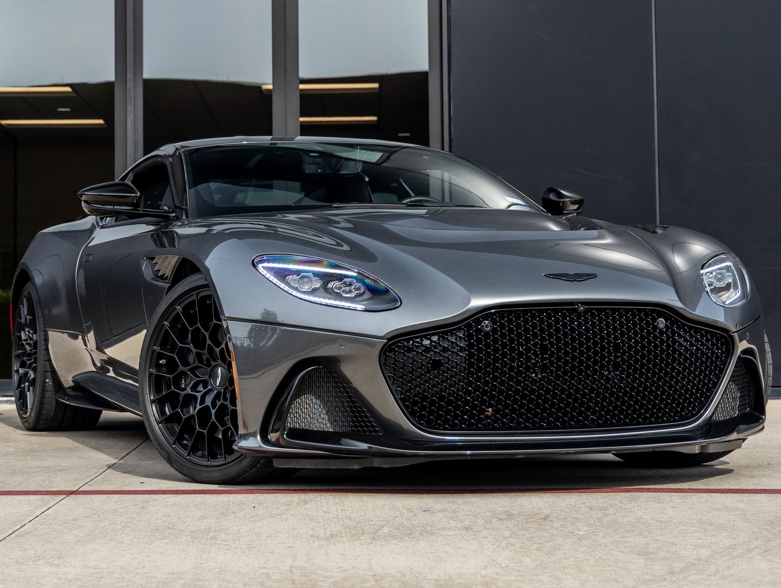 Used 2023 Aston Martin DBS Coupe image 2