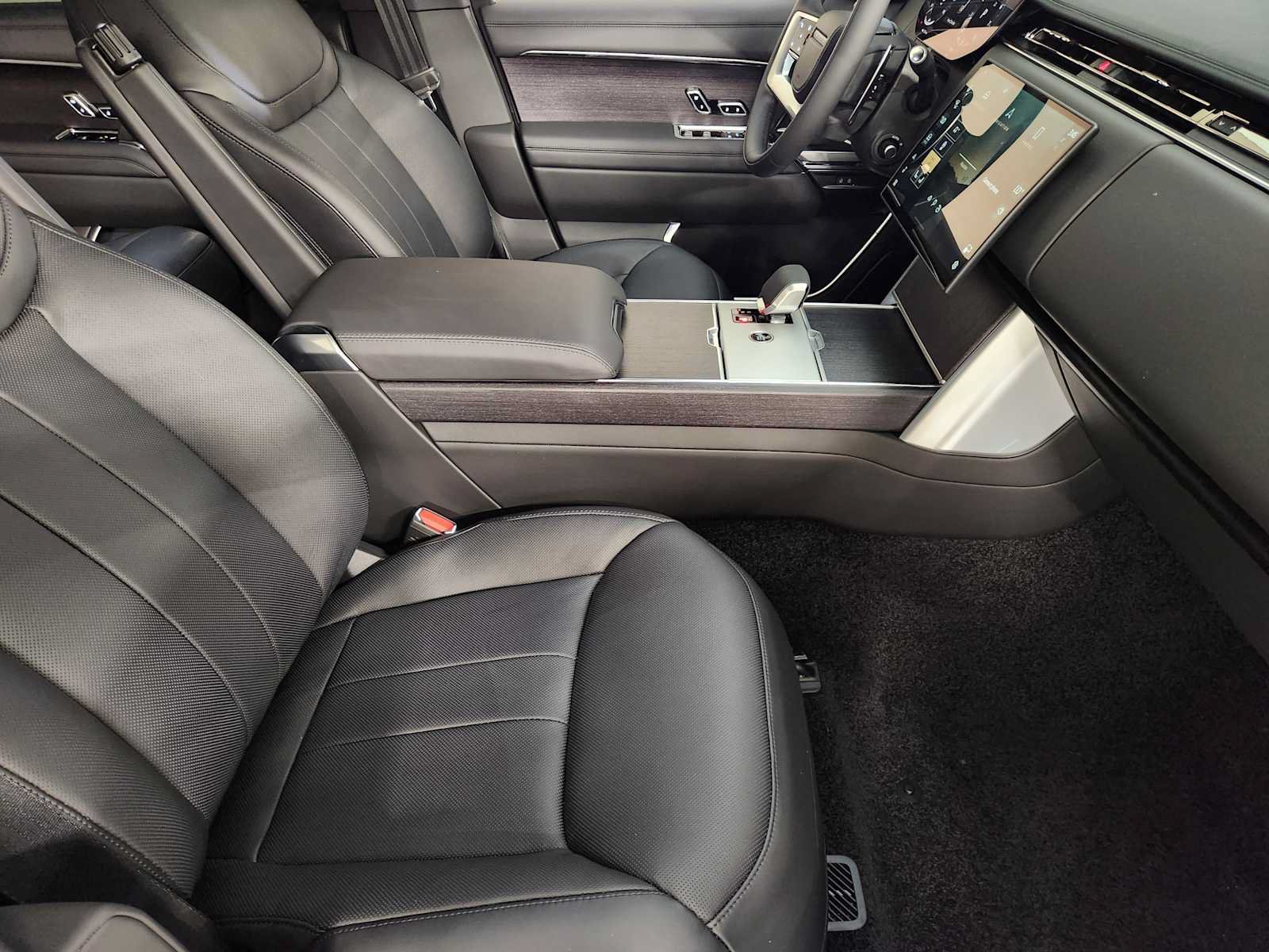 New 2026 Land Rover Range Rover Long Wheelbase SE AWD/4WD image 3