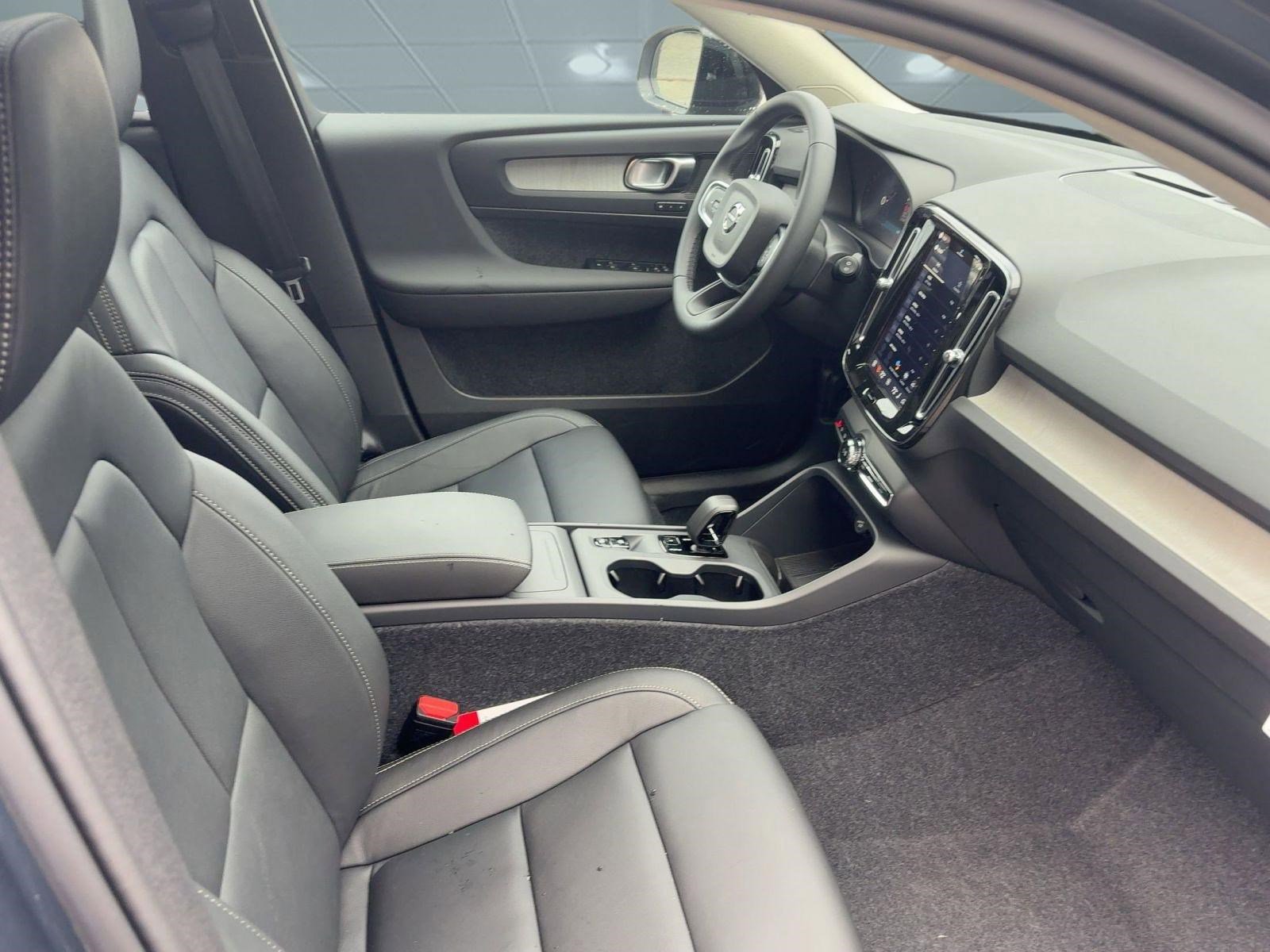 Used 2026 Volvo XC40 B4 Core w/ Climate Package FWD image 17