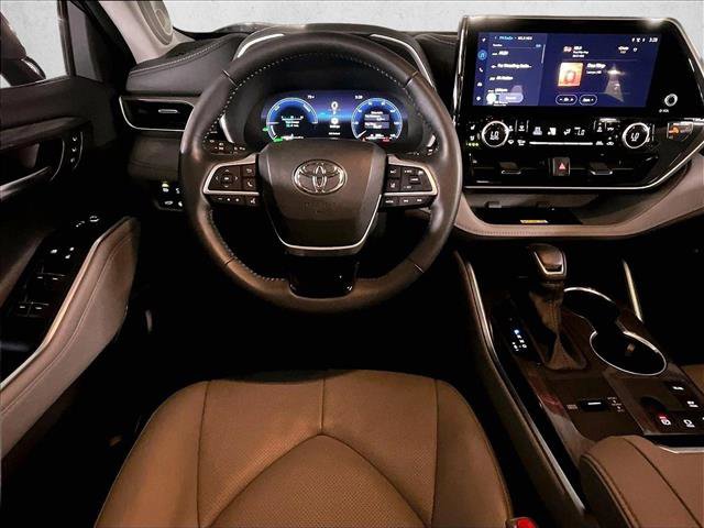 Used 2025 Toyota Highlander Limited AWD/4WD image 7