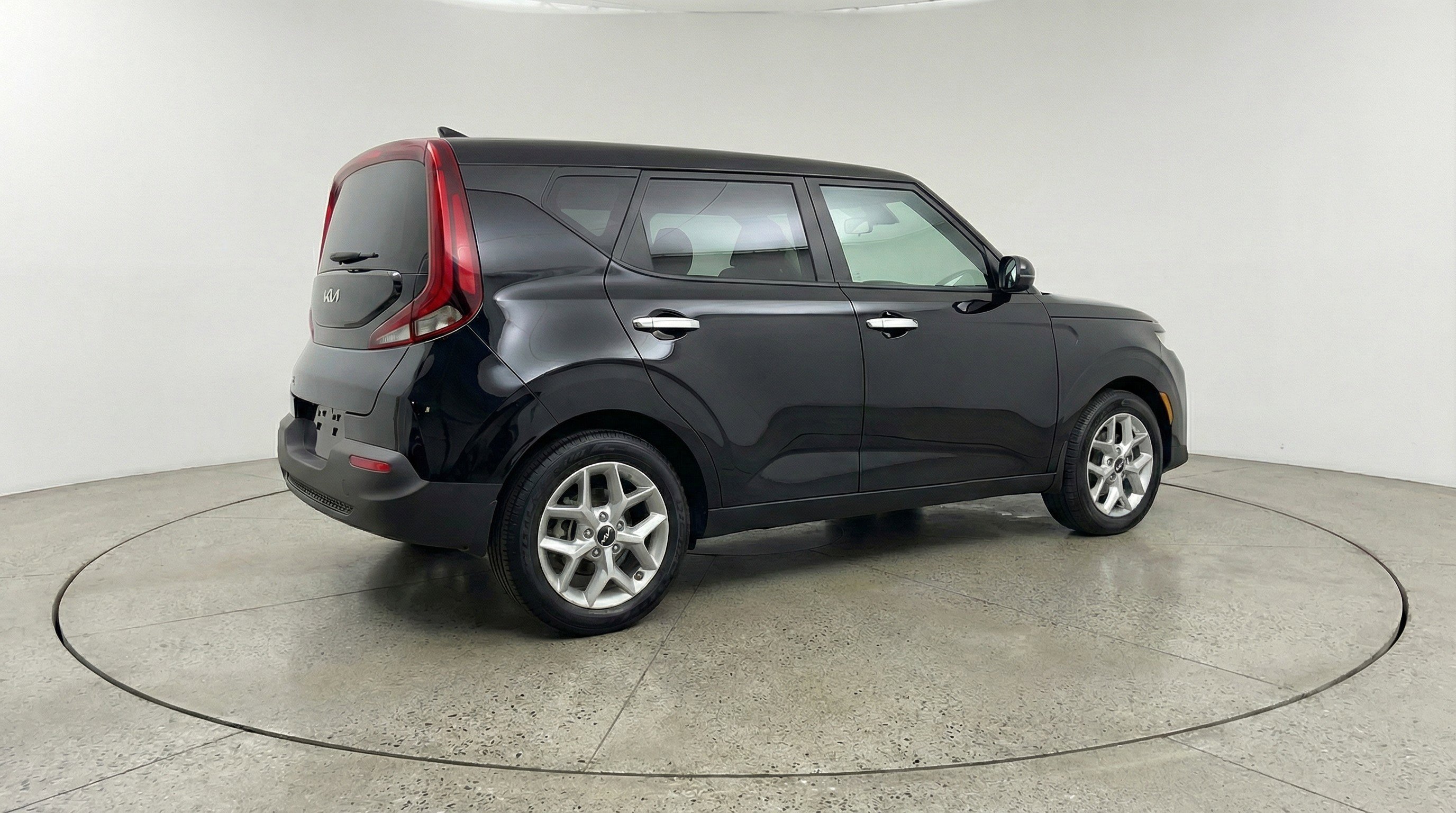 Used 2025 Kia Soul LX w/ LX Technology Package FWD image 9