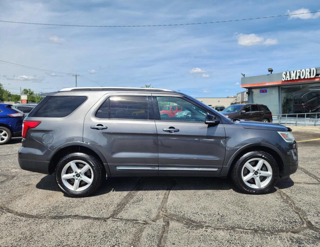 Used 2016 Ford Explorer XLT w/ Equipment Group 202A image 3
