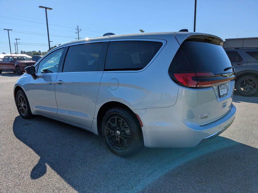 Used 2024 Chrysler Pacifica Touring-L FWD image 7