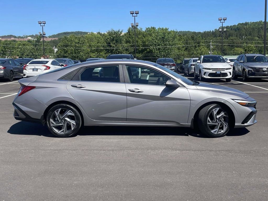 Certified 2025 Hyundai Elantra SEL FWD image 2