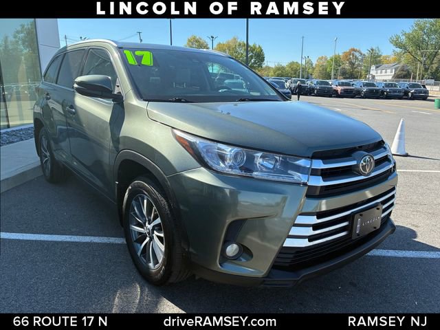 Used 2017 Toyota Highlander XLE w/ Carpet Mat Package AWD/4WD image 9