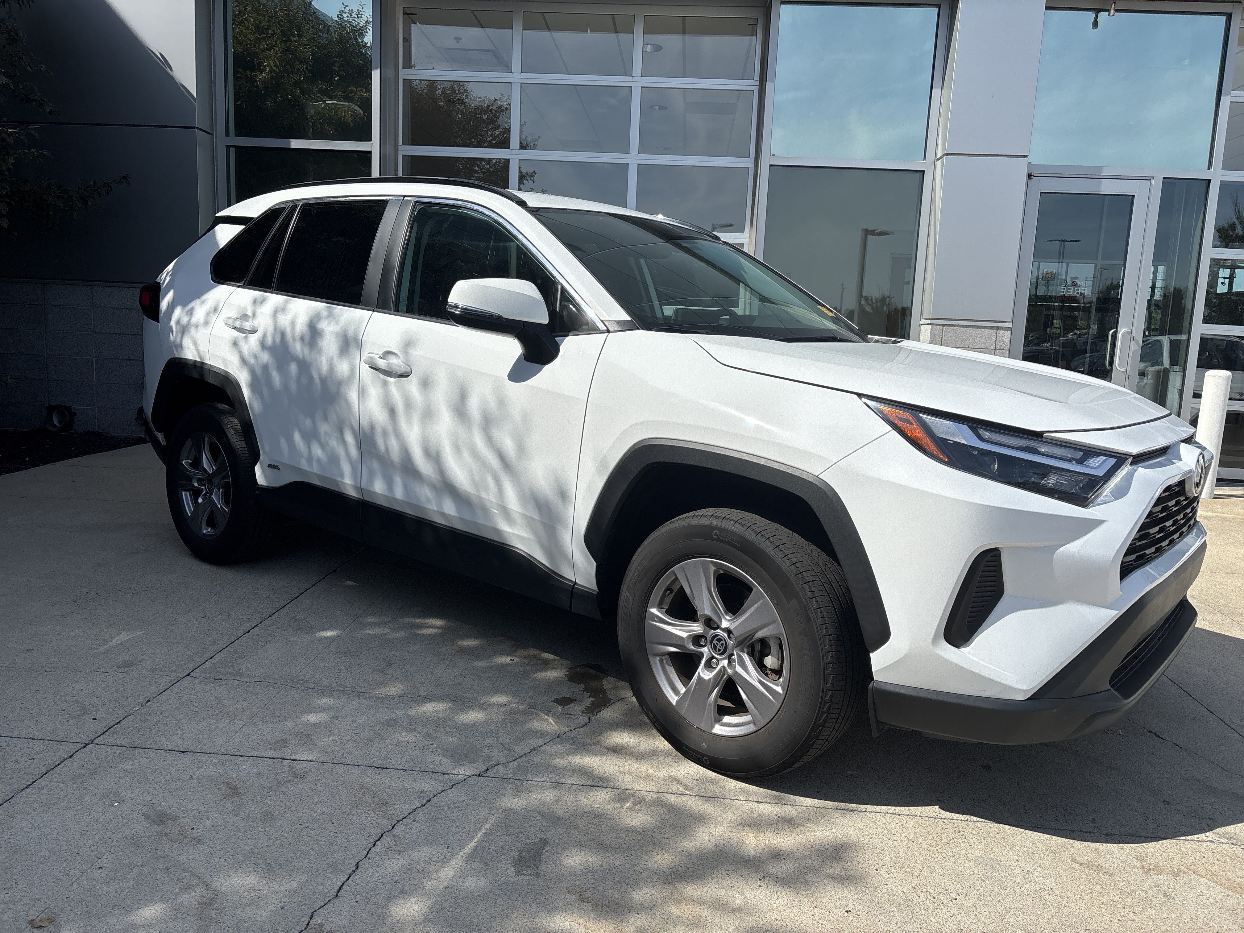 Used 2025 Toyota RAV4 XLE AWD/4WD image 2