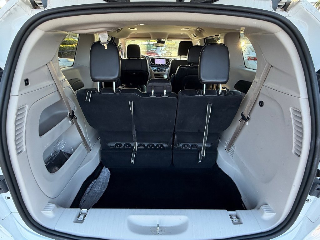 Used 2024 Chrysler Pacifica Touring-L FWD image 16