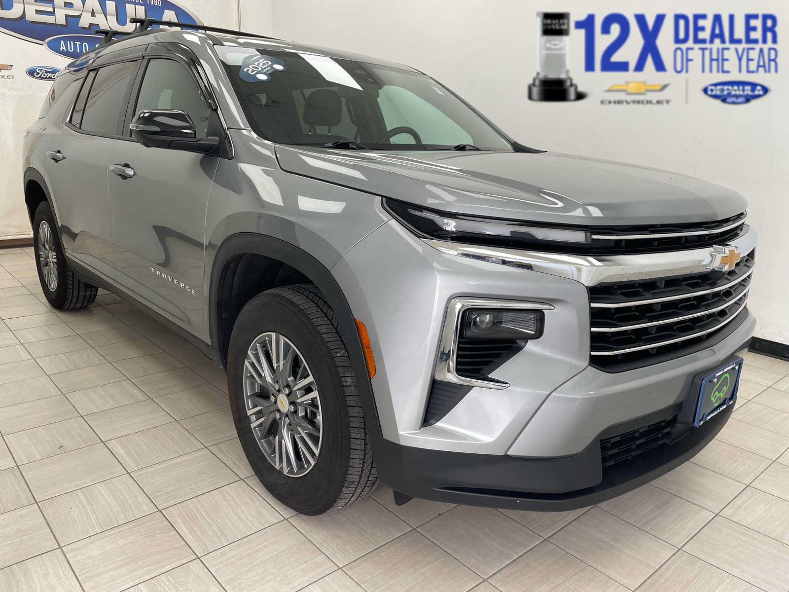 Used 2025 Chevrolet Traverse LT w/ Driver Confidence Package FWD image 1