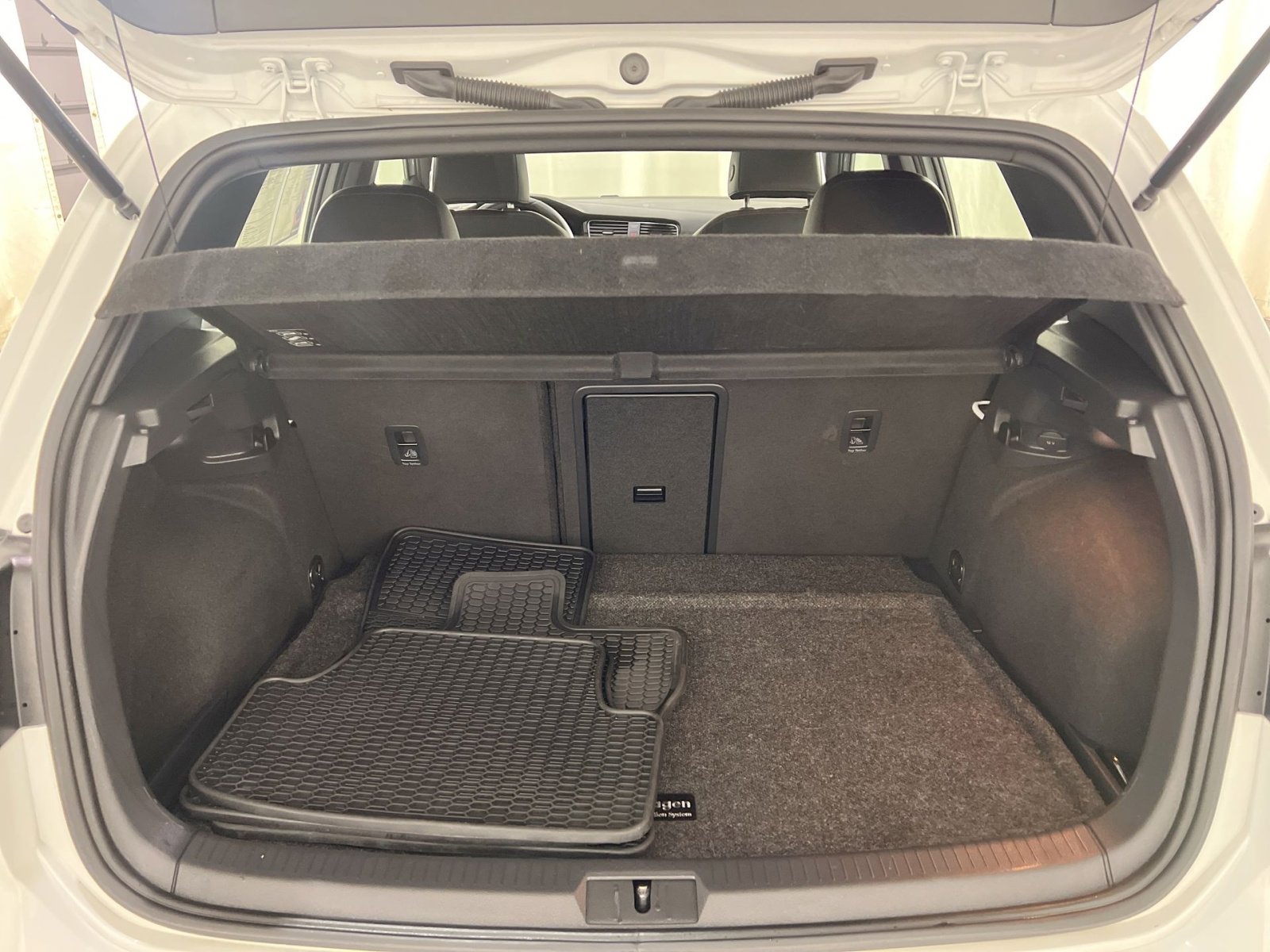 Used 2019 Volkswagen GTI SE image 25