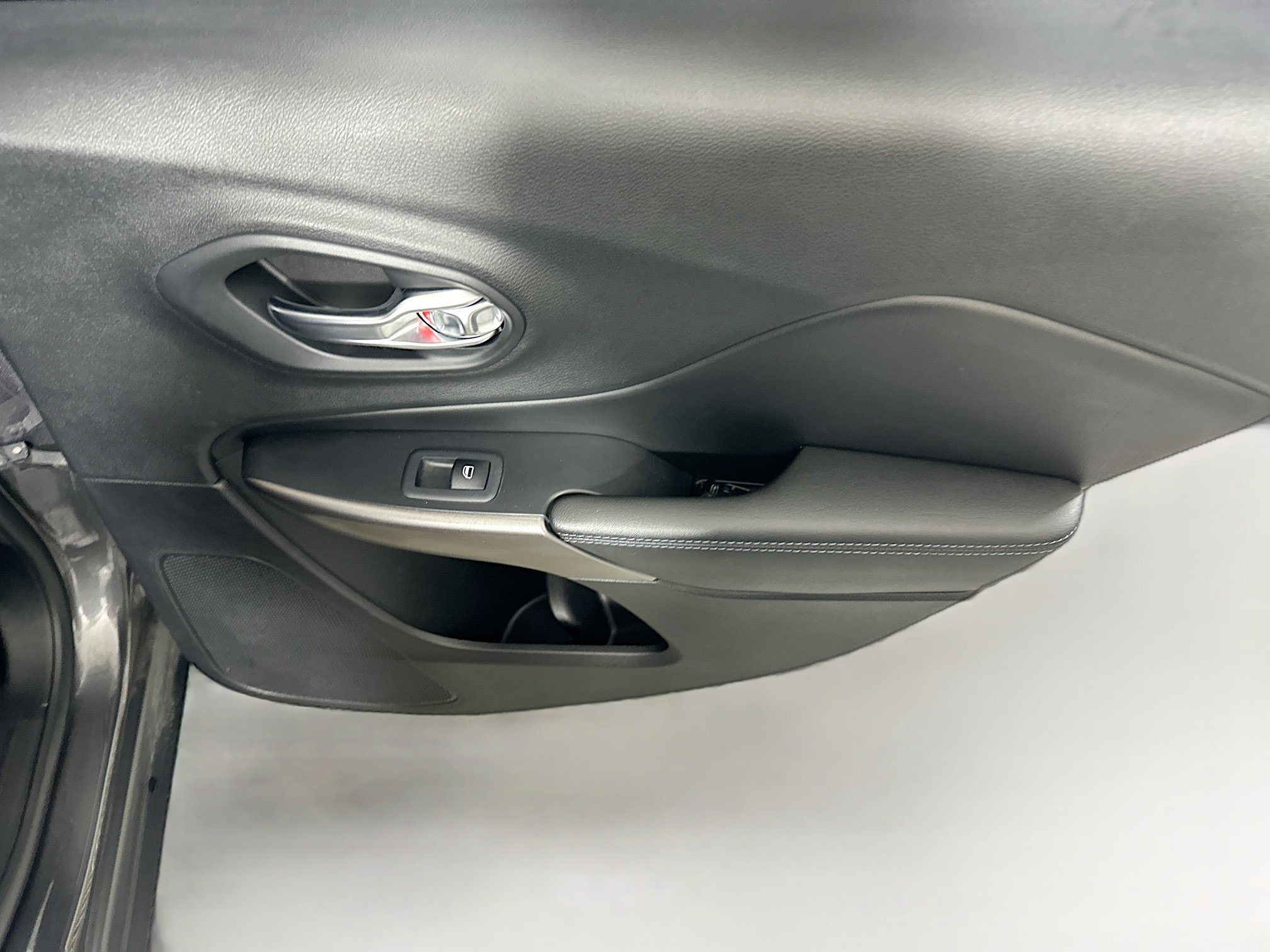 Used 2019 Jeep Cherokee Latitude Plus FWD image 27
