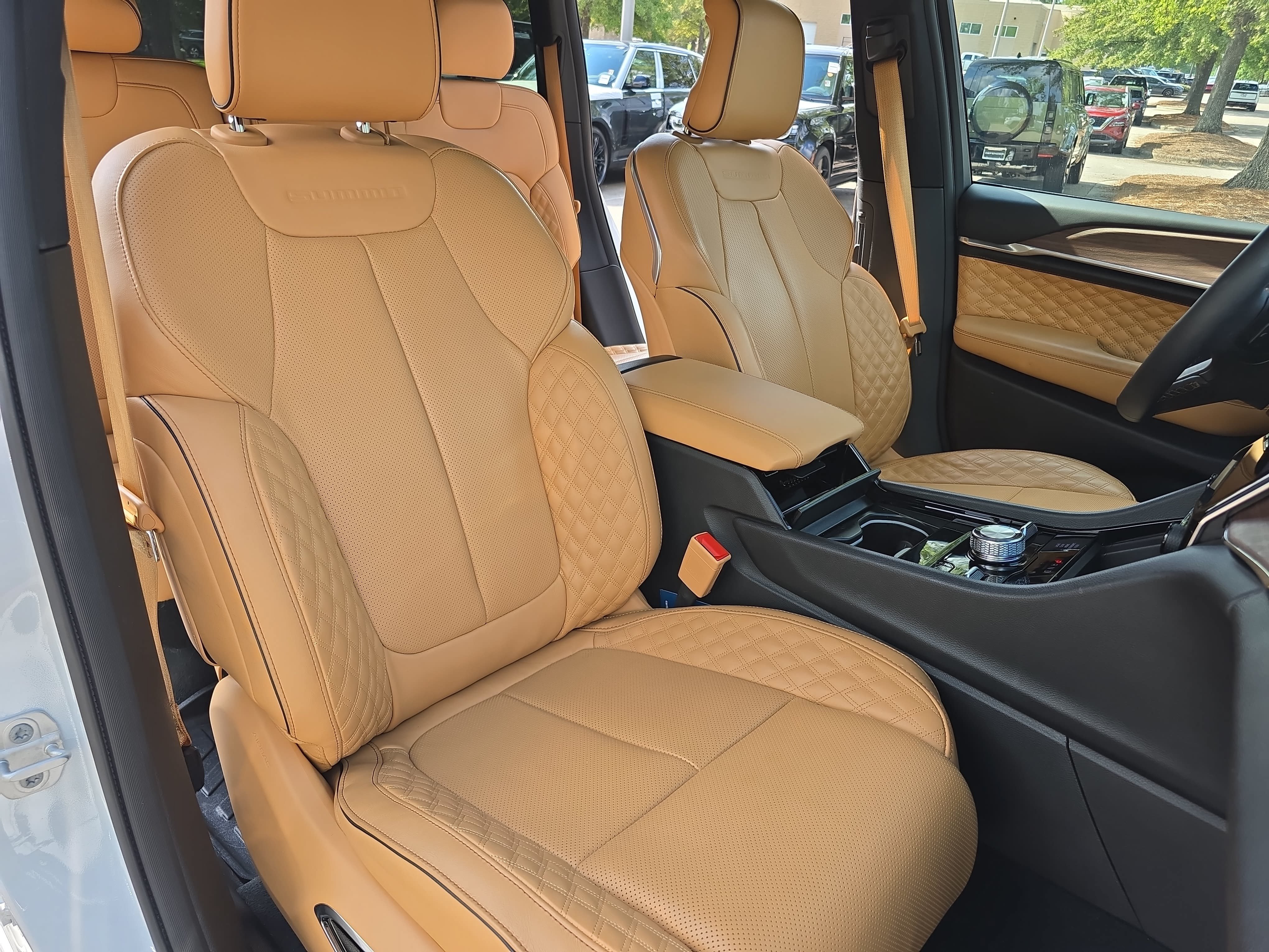Used 2024 Jeep Grand Cherokee Summit AWD/4WD image 10