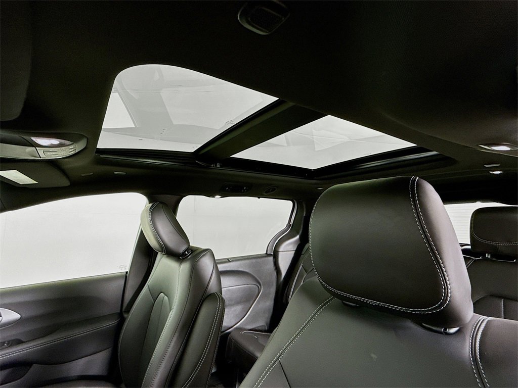 New 2026 Chrysler Pacifica Select image 14