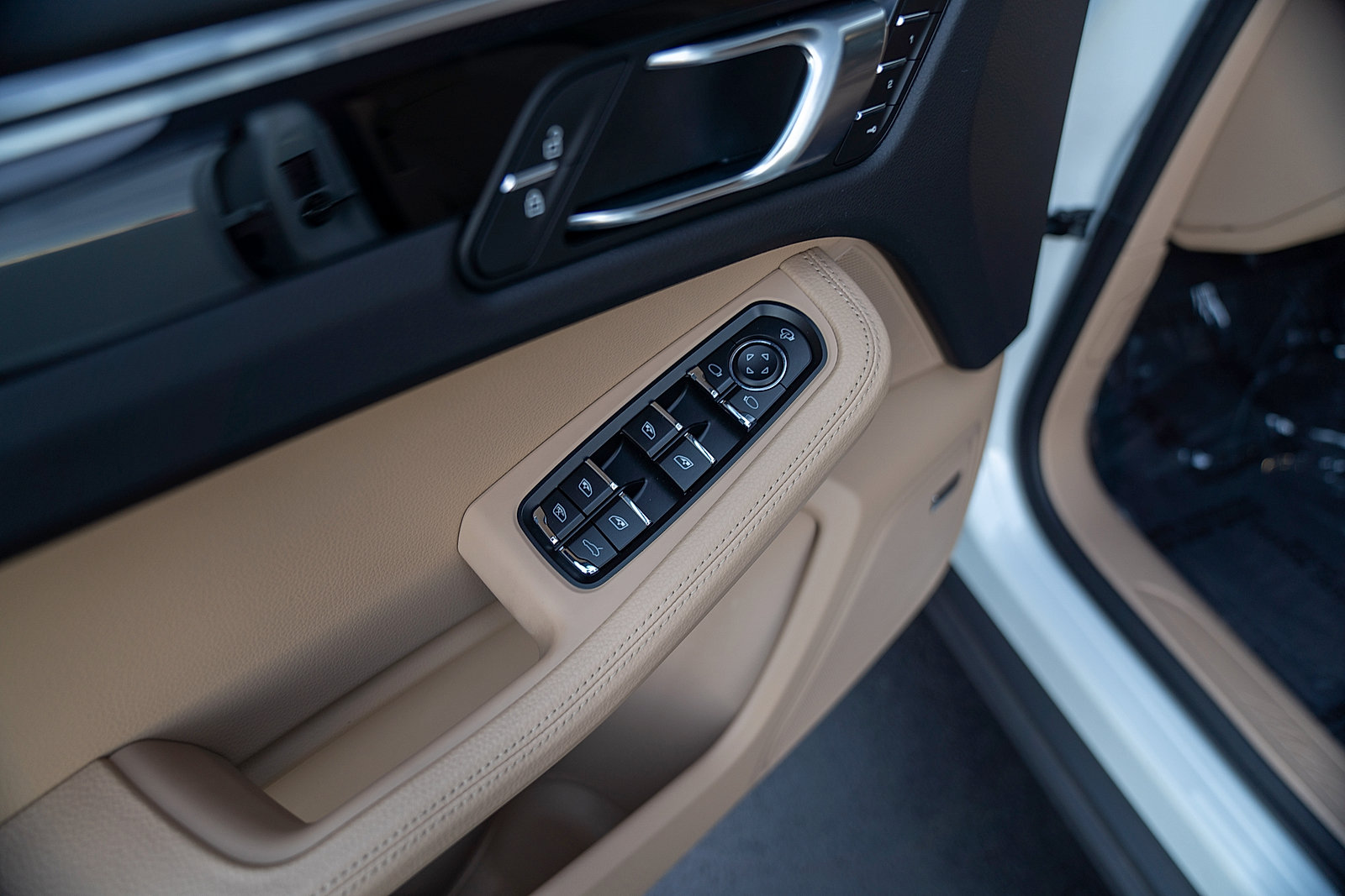 Used 2026 Porsche Macan AWD/4WD image 18