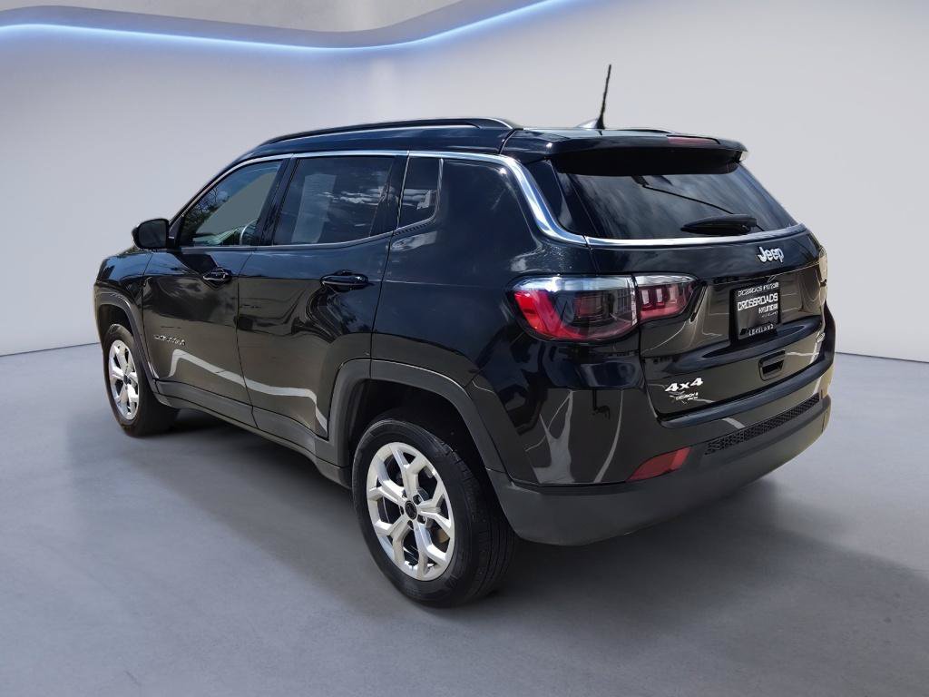 Used 2025 Jeep Compass Latitude w/ Sun & Sound Group AWD/4WD image 3