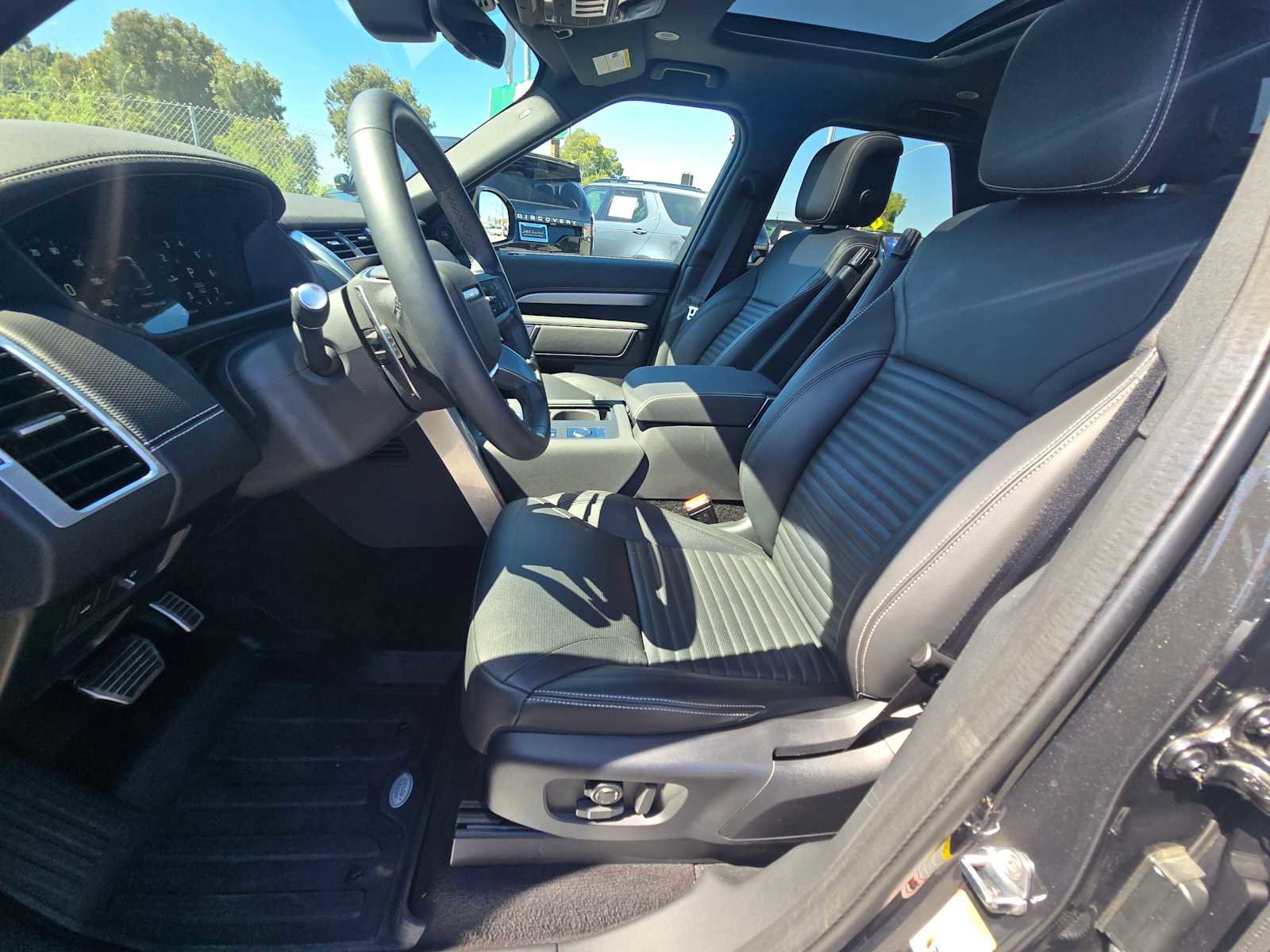 Used 2025 Land Rover Discovery Dynamic SE AWD/4WD image 24