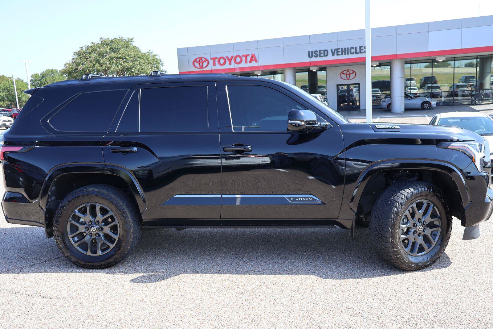 Used 2025 Toyota Sequoia Platinum AWD/4WD image 2