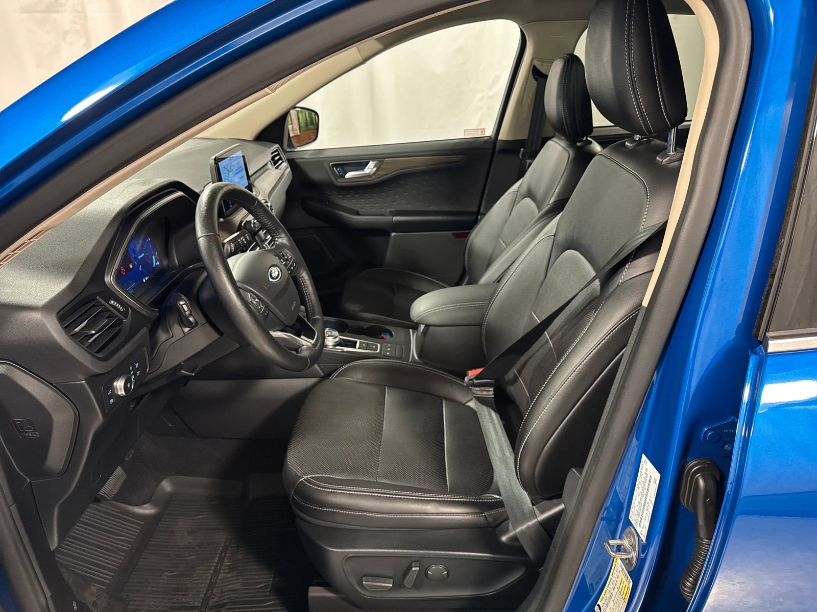 Used 2020 Ford Escape Titanium AWD/4WD image 3