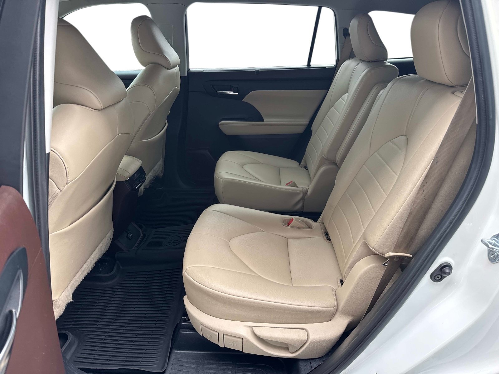 Used 2021 Toyota Highlander XLE AWD/4WD image 14