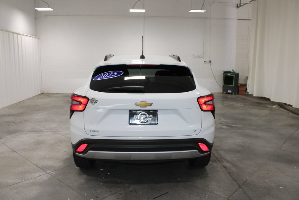 Used 2025 Chevrolet Trax LT FWD image 8