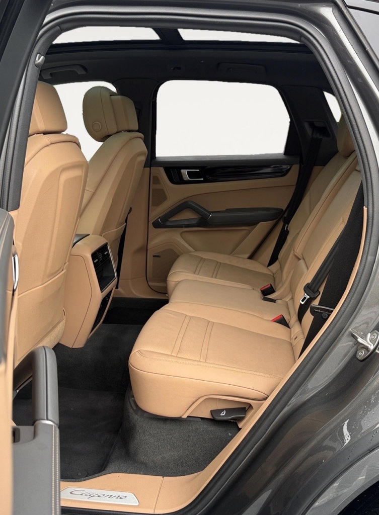 Used 2023 Porsche Cayenne AWD/4WD image 13