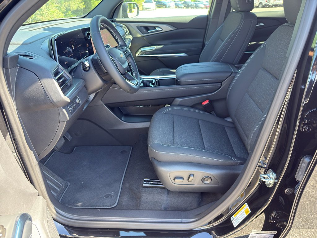 New 2026 Chevrolet Traverse LT w/ Sun and Wheel Package FWD image 8