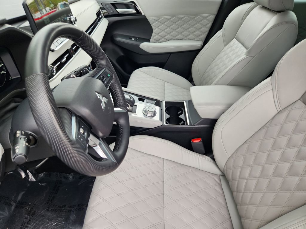 Used 2023 Mitsubishi Outlander 4WD Plug-In Hybrid image 4