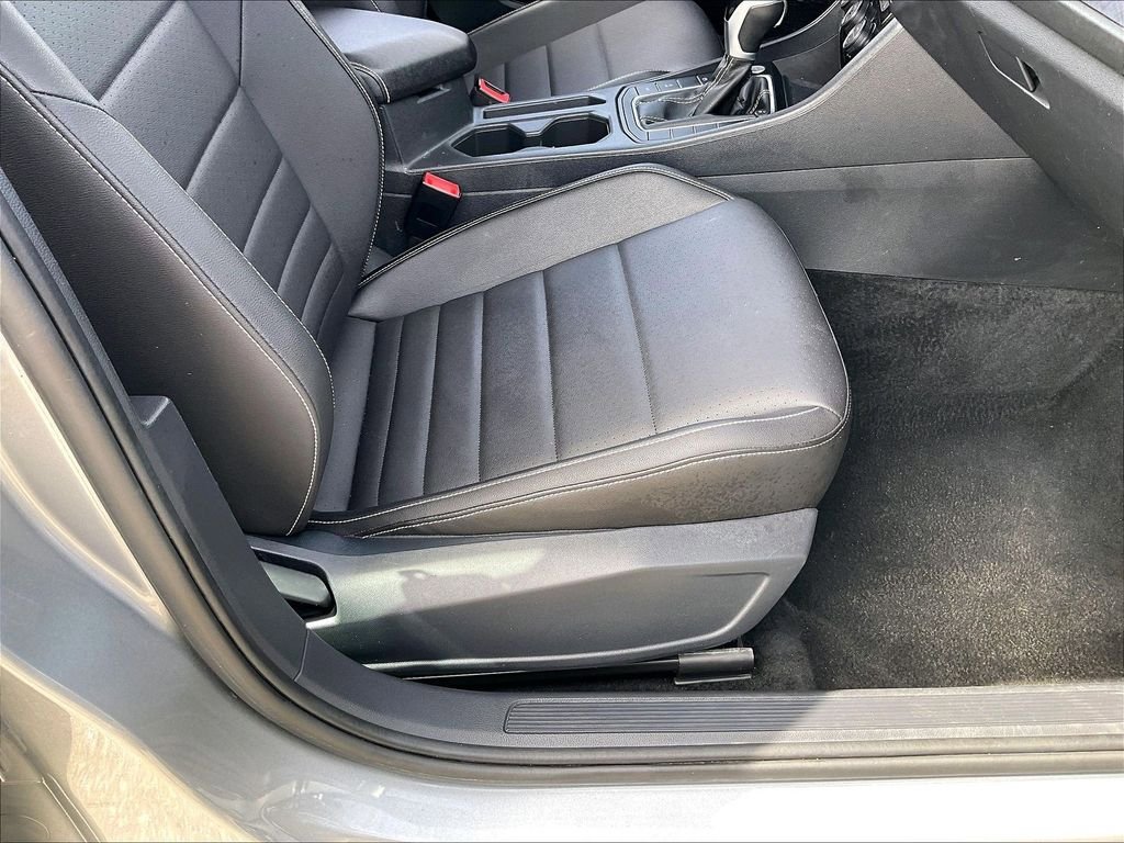 Used 2024 Volkswagen Jetta SE FWD image 33
