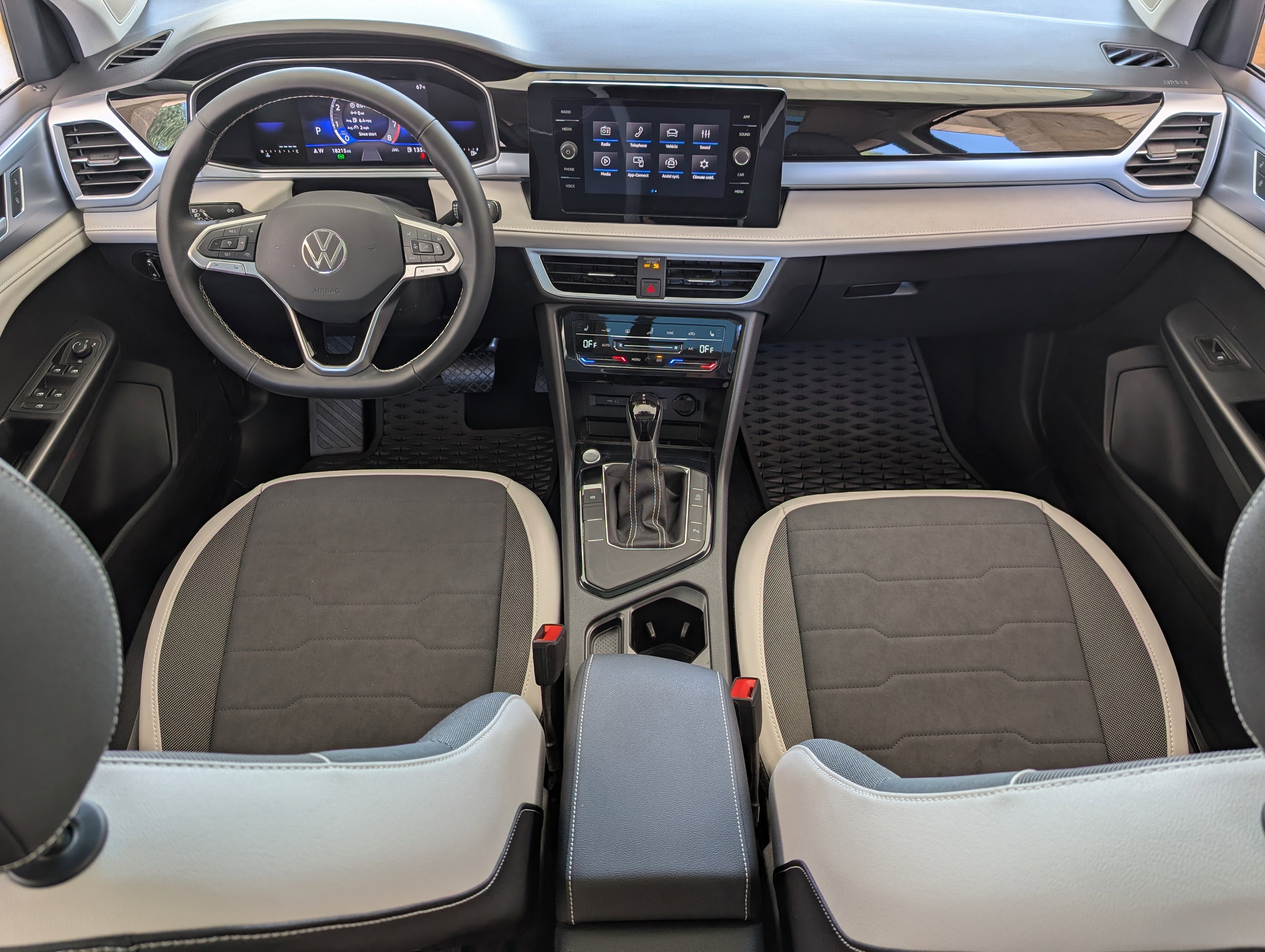 Used 2025 Volkswagen Taos SE w/ Panoramic Sunroof Package FWD image 23