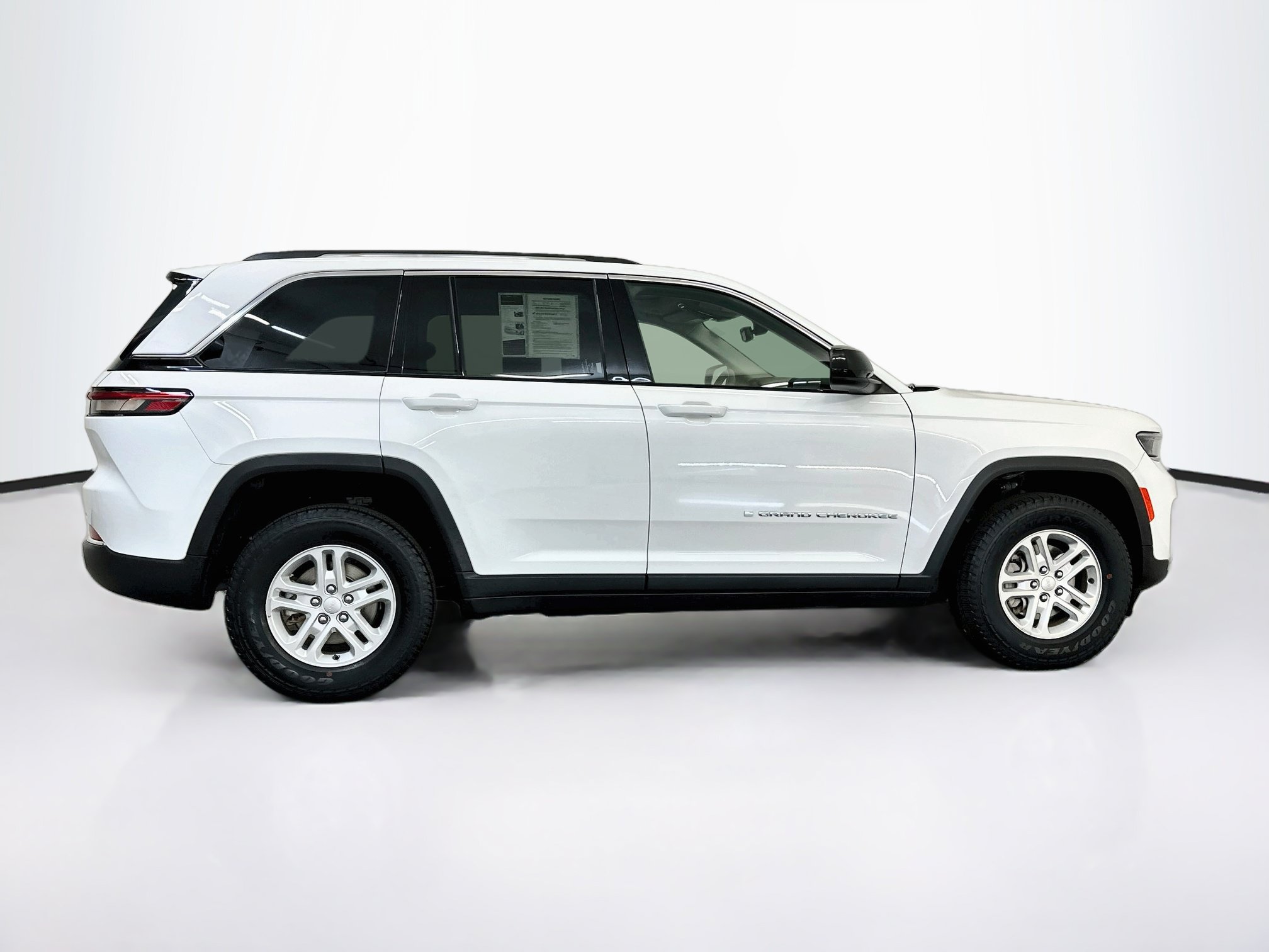 Used 2023 Jeep Grand Cherokee Laredo w/ Luxury Tech Group I AWD/4WD image 10