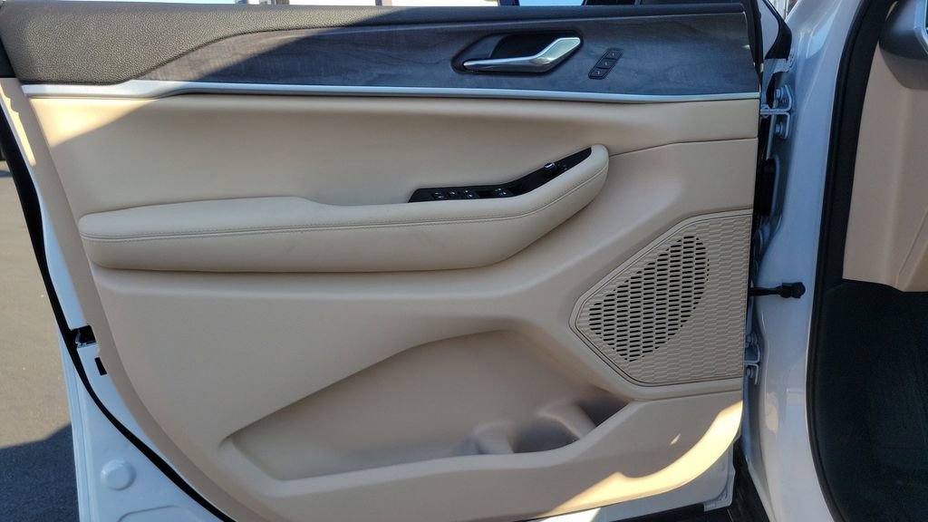 New 2025 Jeep Grand Cherokee L Limited w/ Black Appearance Package image 19