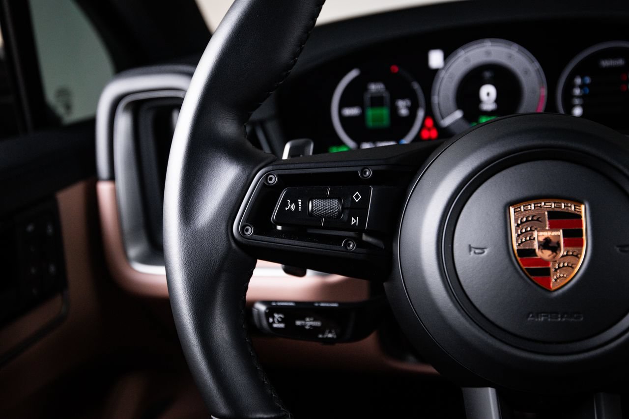 Certified 2024 Porsche Cayenne Turbo AWD/4WD image 17