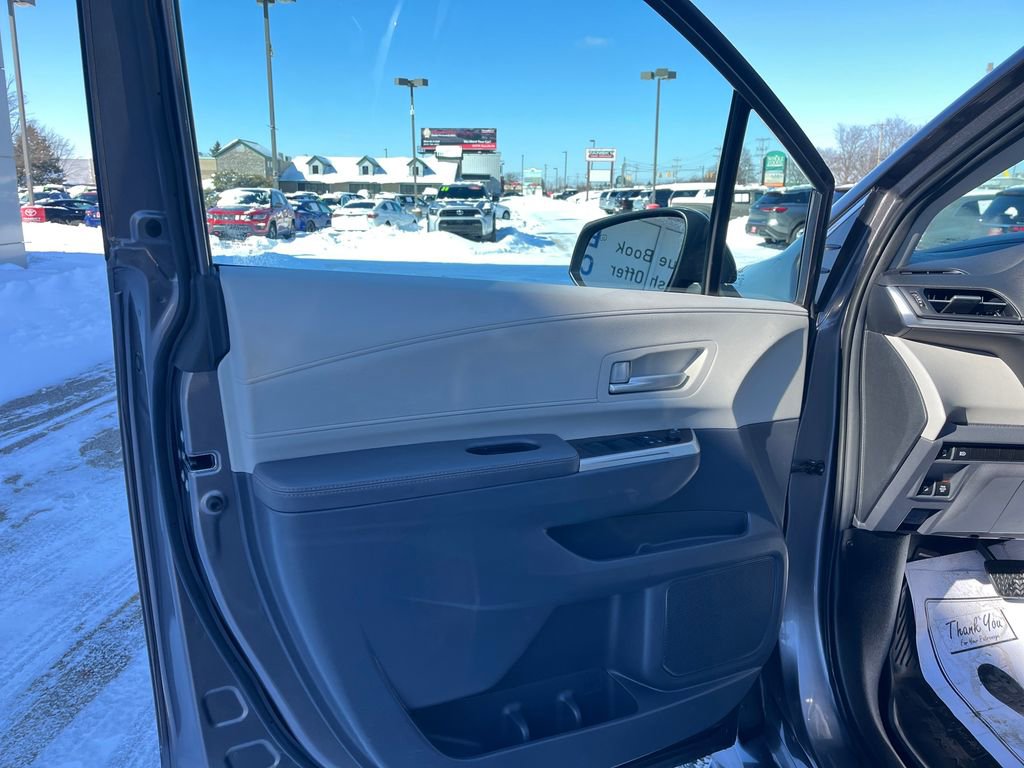 Used 2023 Toyota Sienna XLE image 12