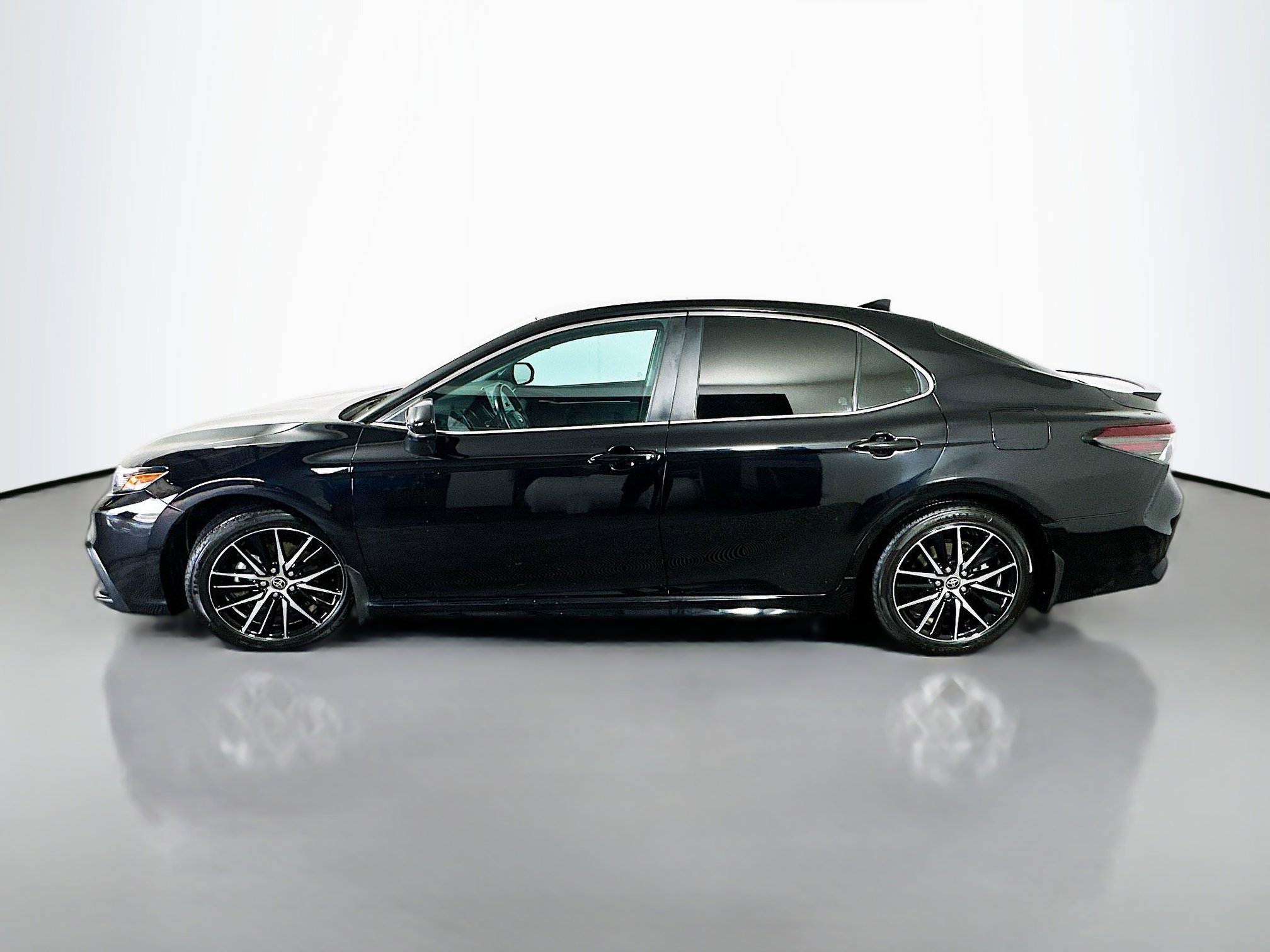 Used 2021 Toyota Camry SE FWD image 4
