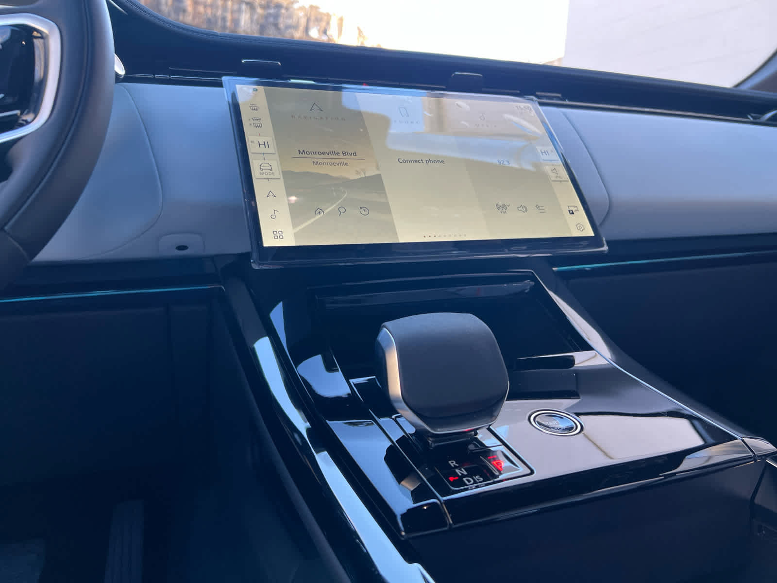 Used 2025 Land Rover Range Rover Sport SE image 9