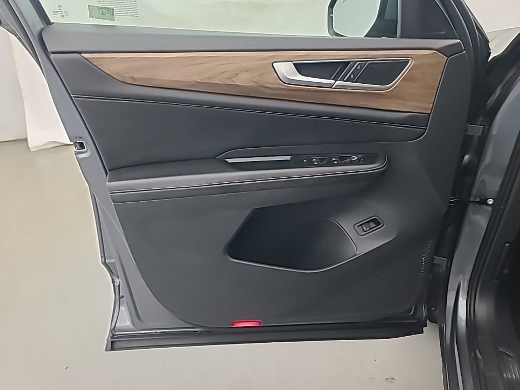 Used 2025 Volkswagen Atlas SE image 25