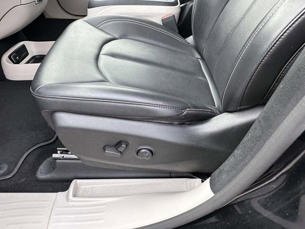 Used 2023 Chrysler Pacifica Touring-L image 19