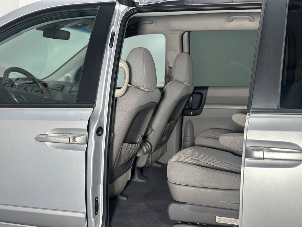 Used 2009 Kia Sedona FWD image 11
